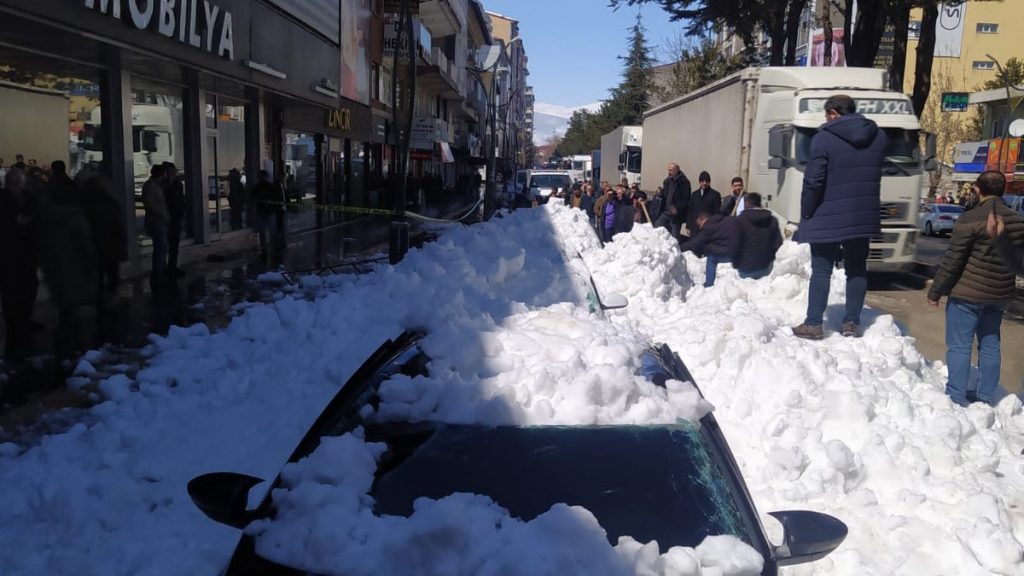 Bitlis’te kar kütleleri otomobillerin üzerine düştü