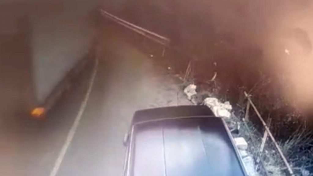 İstanbul’da akü yüklü kamyon uçurumdan alt sokağa uçtu