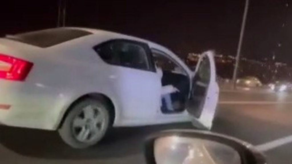 İstanbul’da arkadaşıyla tartışan kadın arabadan atlamaya çalıştı