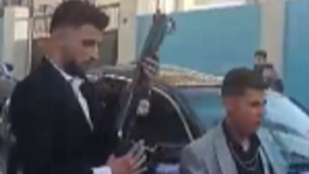 İzmir’de düğün konvoyundan inip ateş açtılar