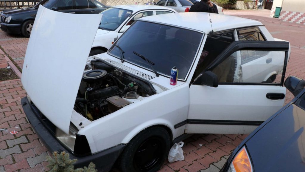 Kayseri’deki araç hırsızları, jant boyarken yakalandı