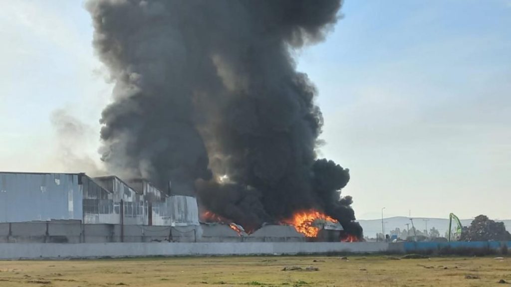 Osmaniye’de geri dönüşüm fabrikası yandı