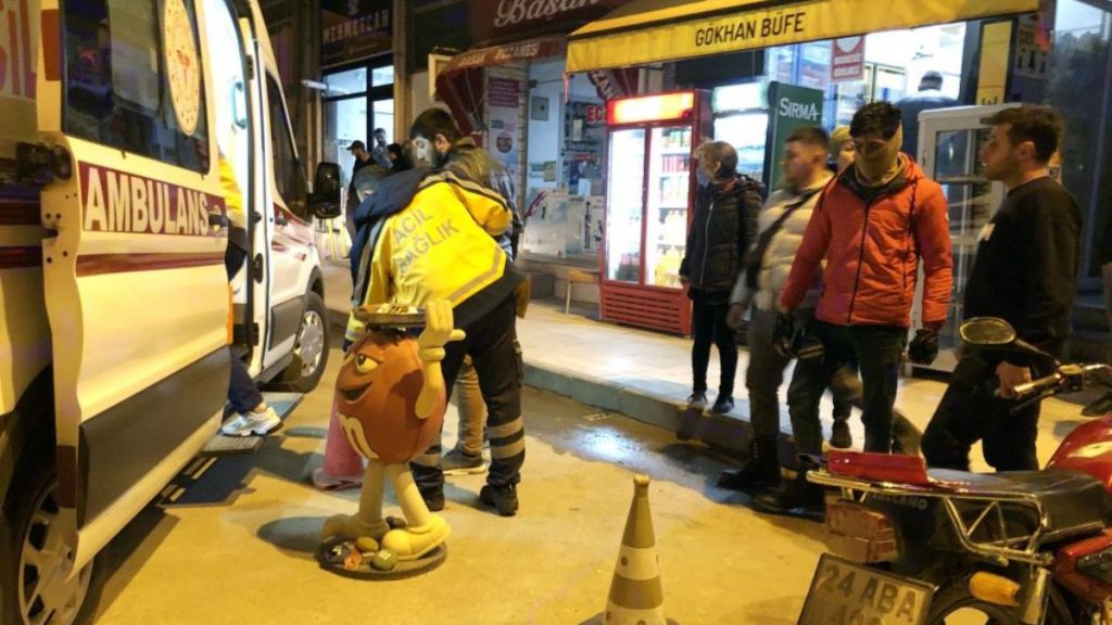 Sinop’ta motorkuryeye çarpan kamyonet sürücüsü kaçtı
