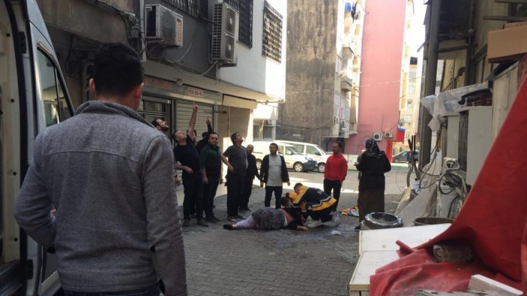 Zonguldak’ta cam silerken 5’inci kattan düştü