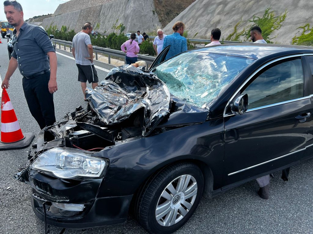 Otobanda korkutan kaza: 2 yaralı