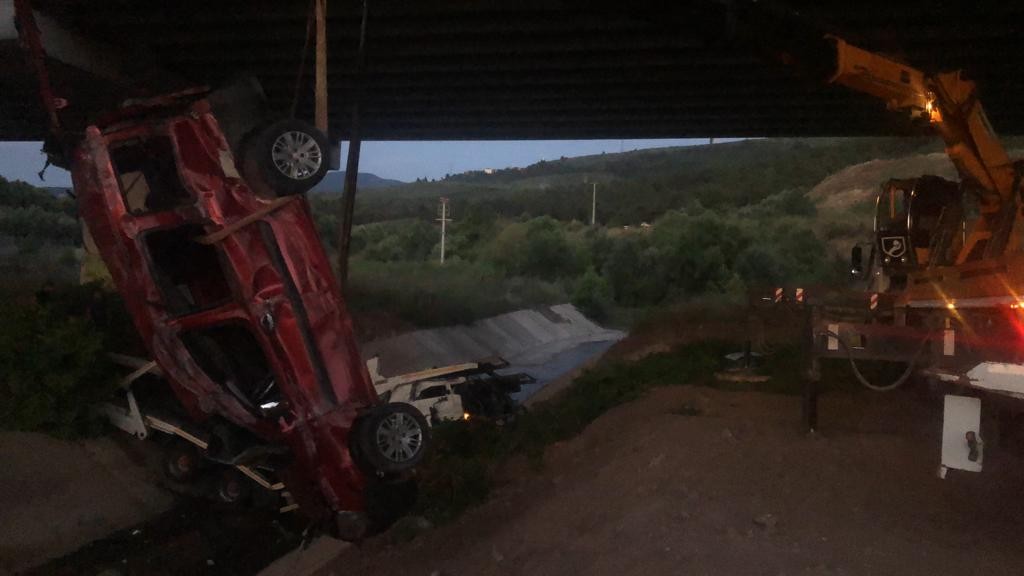 Viyadükten uçan otomobil yüklü tır olay yerinden kaldırıldı