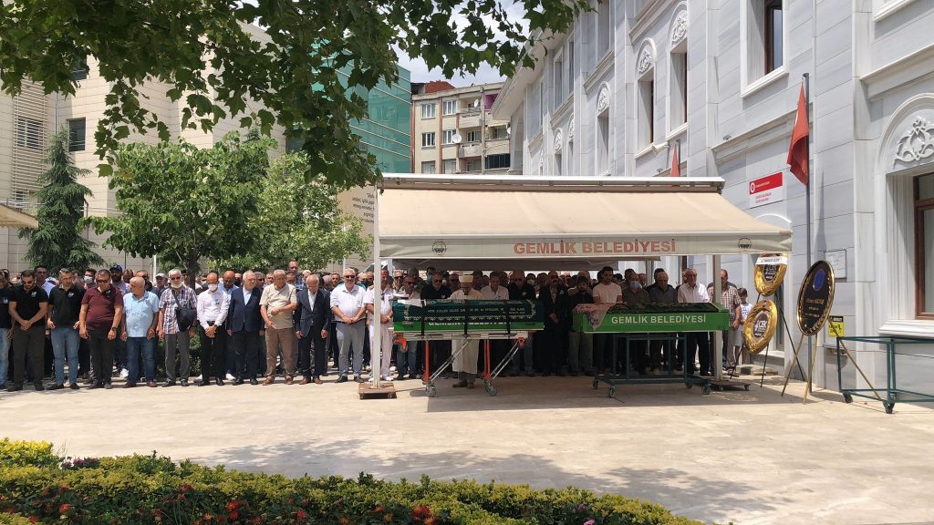 İzzet Kaptan son yolculuğuna uğurlandı